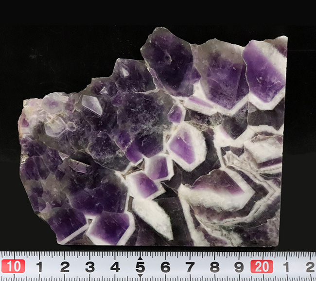紫陽花の花のような模様が見られる水晶、ザンビア産のシェブロンアメシスト（Chevron Amethyst）（その10）