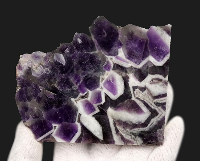 紫陽花の花のような模様が見られる水晶、ザンビア産のシェブロンアメシスト（Chevron Amethyst）（その3）