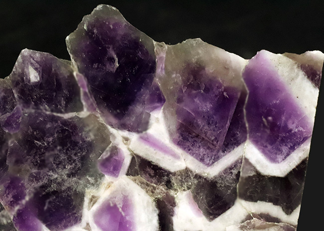 紫陽花の花のような模様が見られる水晶、ザンビア産のシェブロンアメシスト（Chevron Amethyst）（その4）