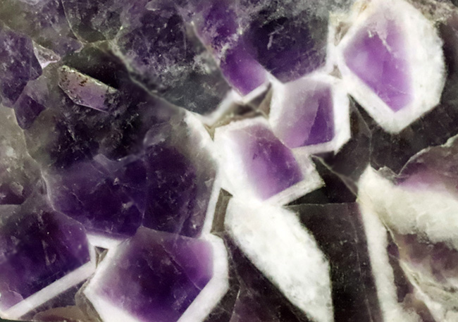 紫陽花の花のような模様が見られる水晶、ザンビア産のシェブロンアメシスト（Chevron Amethyst）（その5）
