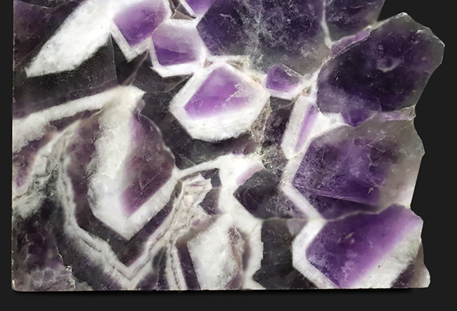 紫陽花の花のような模様が見られる水晶、ザンビア産のシェブロンアメシスト（Chevron Amethyst）（その6）