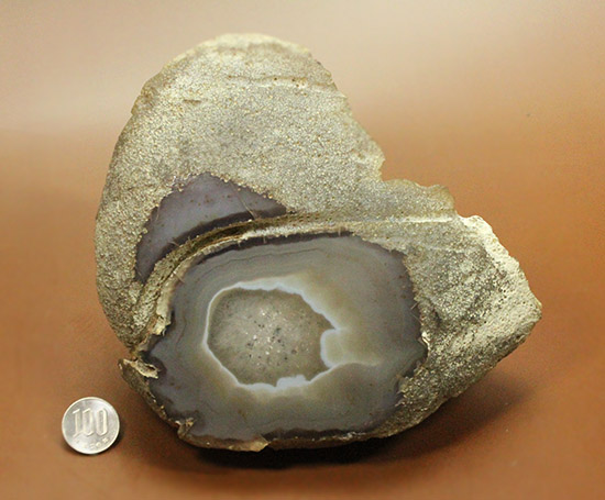 １.９キロオーバー！典型的な産状を示すブラジル産メノウの原石(Agate)（その10）