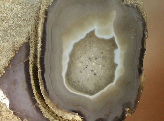 １.９キロオーバー！典型的な産状を示すブラジル産メノウの原石(Agate)（その2）