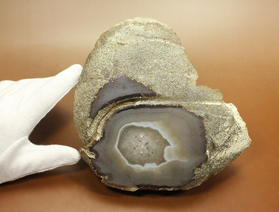 １.９キロオーバー！典型的な産状を示すブラジル産メノウの原石(Agate)（その3）