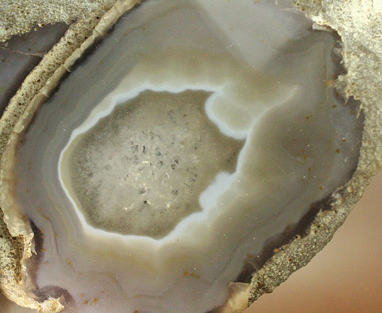 １.９キロオーバー！典型的な産状を示すブラジル産メノウの原石(Agate)（その6）