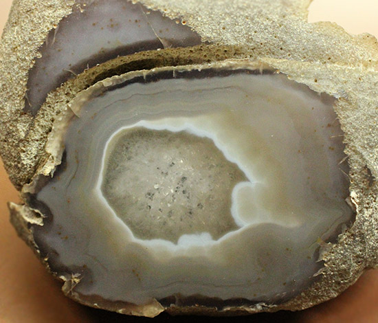 １.９キロオーバー！典型的な産状を示すブラジル産メノウの原石(Agate)（その9）