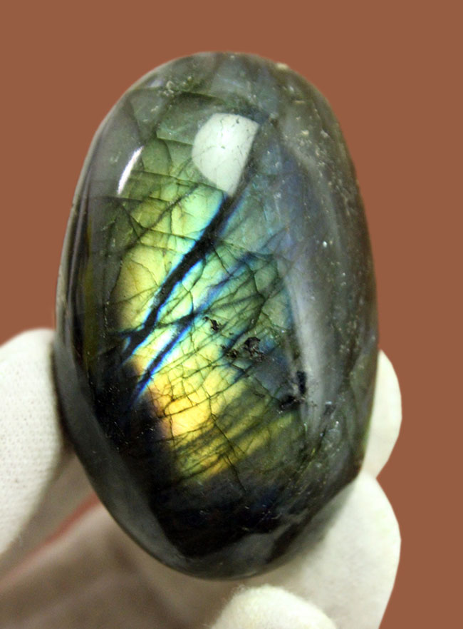 人気鉱物、ラブラドライト（Labradorite）のカボション。（その1）