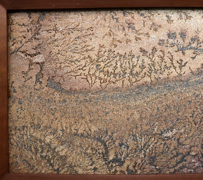 大作家、地球が描いたアート作品!絵画のような味わいを持つブラジル産のデンドライト。木製の額装入り、スタンド付き。(その3)
