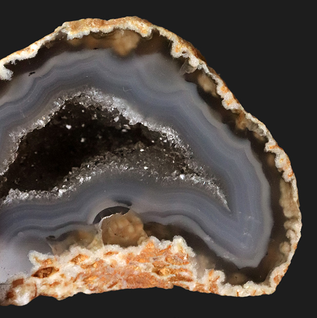 サービスプライス！ブラジル産のジオード（晶洞）。岩肌、潜晶質、水晶