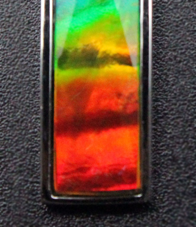 ベストクオリティ！フルスペクトルカラーを呈するアンモライトを使用したペンダントトップ（金具部分スターリングシルバー製、２種類のチェーン、高級ジュエリーケース付）。（その3）