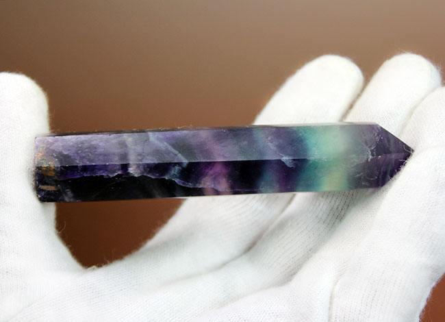 人気の六角柱型のマルチカラーを呈するフローライト（fluorite）。通称