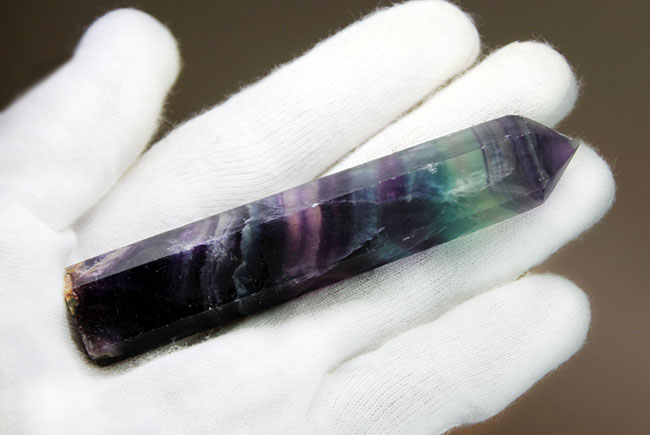 人気の六角柱型のマルチカラーを呈するフローライト（fluorite）。通称