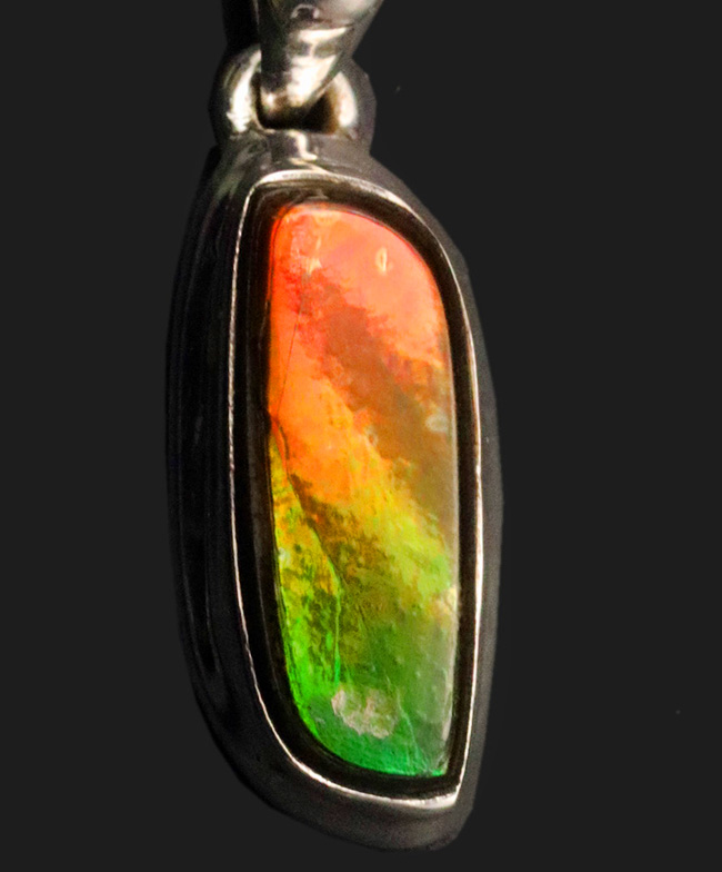 なめらかで美しいグラデーションを描く、カナダ産のアンモライト(Ammolite)を使ったペンダントトップ。金具はスターリングシルバー。チェーン、革紐、ジュエリーケース付き(その1)