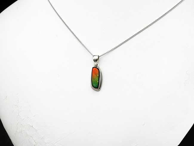 なめらかで美しいグラデーションを描く、カナダ産のアンモライト(Ammolite)を使ったペンダントトップ。金具はスターリングシルバー。チェーン、革紐、ジュエリーケース付き(その2)