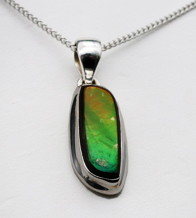 なめらかで美しいグラデーションを描く、カナダ産のアンモライト(Ammolite)を使ったペンダントトップ。金具はスターリングシルバー。チェーン、革紐、ジュエリーケース付き(その3)