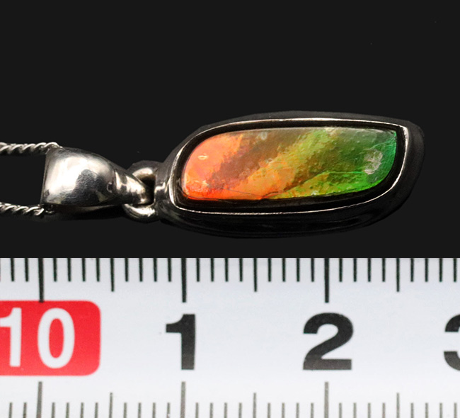 なめらかで美しいグラデーションを描く、カナダ産のアンモライト(Ammolite)を使ったペンダントトップ。金具はスターリングシルバー。チェーン、革紐、ジュエリーケース付き(その7)