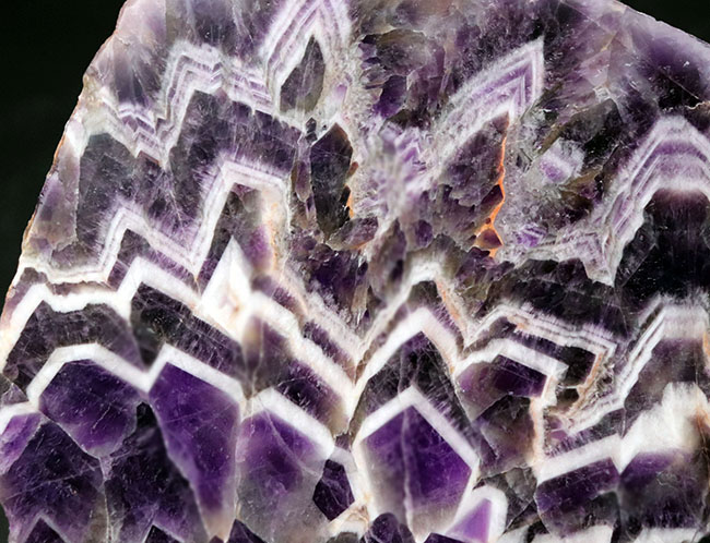 勝利のV（ブイ）！紋章のような模様が見られる特殊な水晶