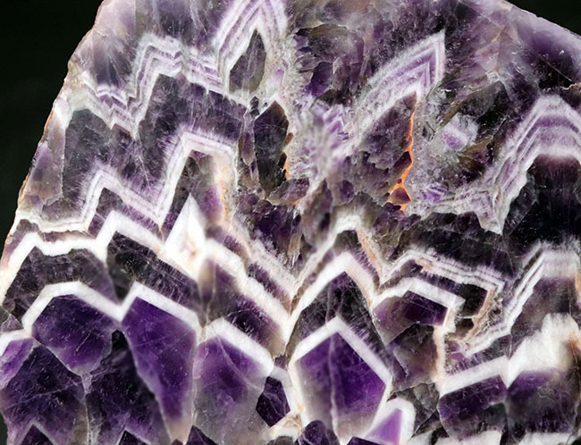 勝利のV（ブイ）！紋章のような模様が見られる特殊な水晶、ザンビア産のシェブロンアメシスト（Chevron Amethyst）（その3）