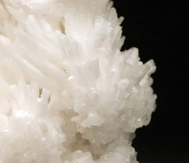 世界的に評価の高い鉱物産地、メキシコ・チワワ州で育まれた大型で密度の高いアラゴナイト／カルサイト結晶群（その4）