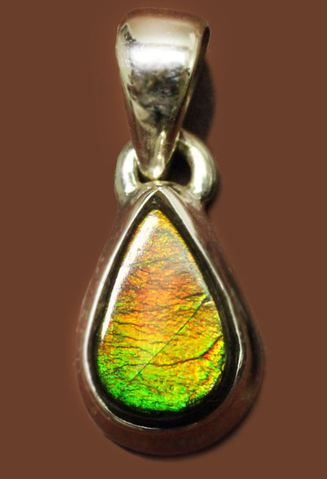 3色の小粋な輝き!ティアドロップ型アンモライト(Ammolite)ペンダントトップ。(2種類のチェーン、高級ジュエリーケース付)(その1)