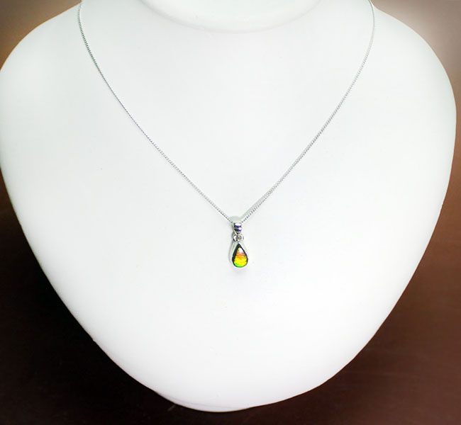 3色の小粋な輝き!ティアドロップ型アンモライト(Ammolite)ペンダントトップ。(2種類のチェーン、高級ジュエリーケース付)(その2)