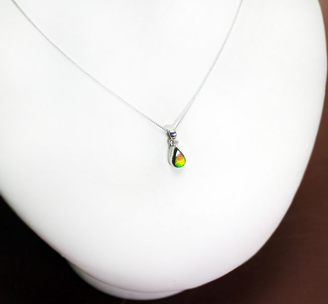 3色の小粋な輝き!ティアドロップ型アンモライト(Ammolite)ペンダントトップ。(2種類のチェーン、高級ジュエリーケース付)(その3)