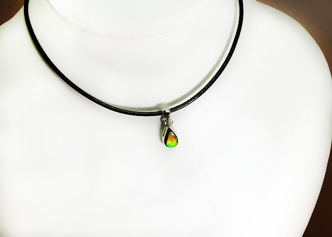 3色の小粋な輝き!ティアドロップ型アンモライト(Ammolite)ペンダントトップ。(2種類のチェーン、高級ジュエリーケース付)(その4)