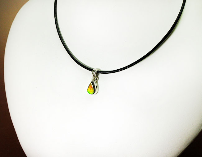 3色の小粋な輝き!ティアドロップ型アンモライト(Ammolite)ペンダントトップ。(2種類のチェーン、高級ジュエリーケース付)(その5)