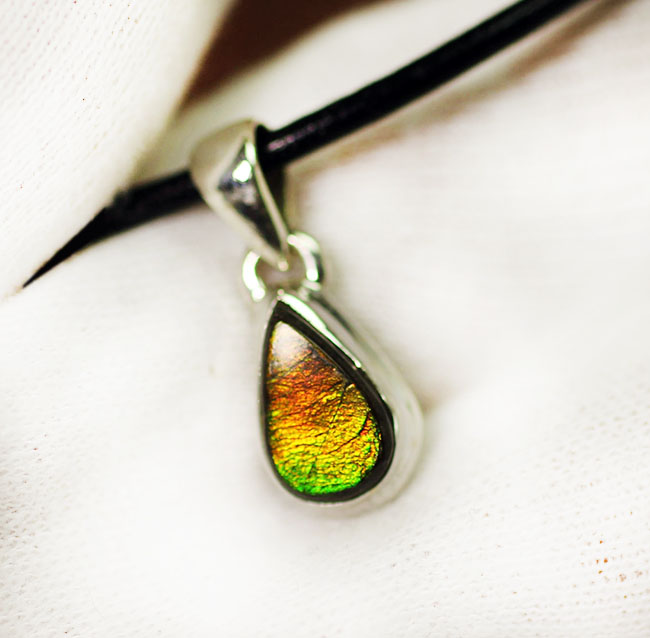 3色の小粋な輝き!ティアドロップ型アンモライト(Ammolite)ペンダントトップ。(2種類のチェーン、高級ジュエリーケース付)(その6)