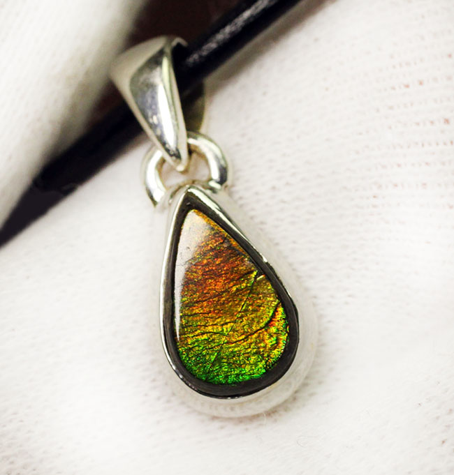 3色の小粋な輝き!ティアドロップ型アンモライト(Ammolite)ペンダントトップ。(2種類のチェーン、高級ジュエリーケース付)(その7)
