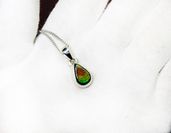 3色の小粋な輝き!ティアドロップ型アンモライト(Ammolite)ペンダントトップ。(2種類のチェーン、高級ジュエリーケース付)(その8)