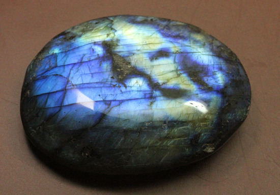 ラブラドライト(Labradorite)ならではの深い青をお楽しみ下さい。（その1）