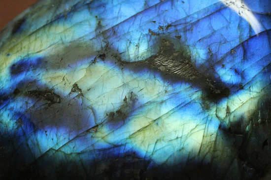 ラブラドライト(Labradorite)ならではの深い青をお楽しみ下さい。(その10)