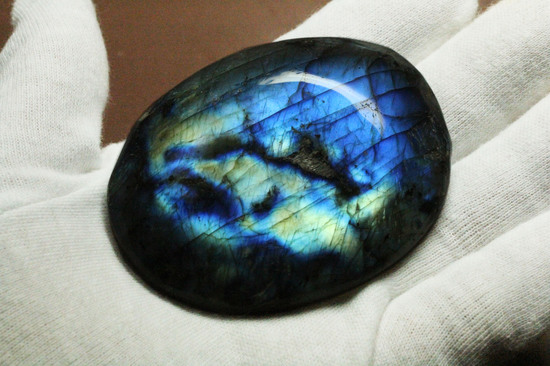 ラブラドライト(Labradorite)ならではの深い青をお楽しみ下さい。(その8)