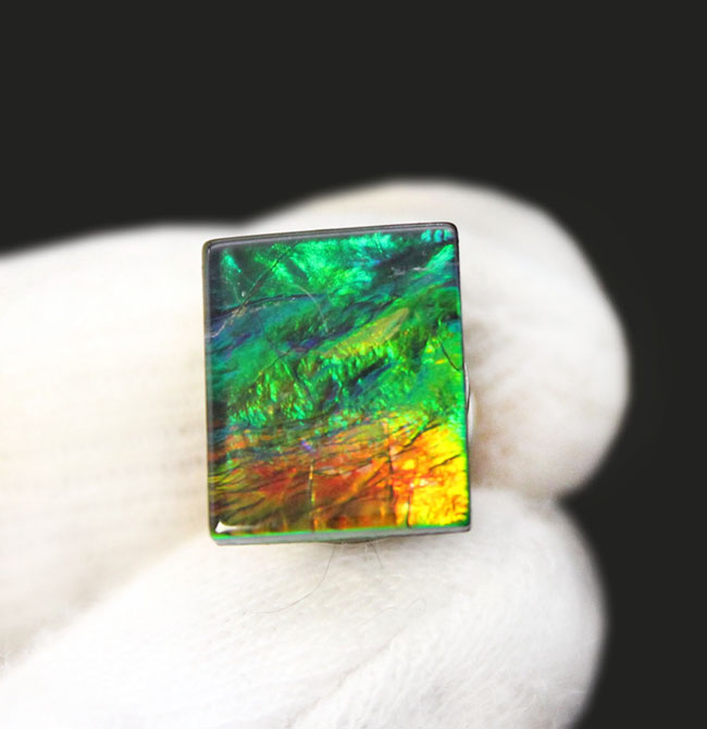 手頃なサイズで使いやすい!カナダ産の上質のアンモライト(Ammolite)のピースを使ったピンブローチ(その2)
