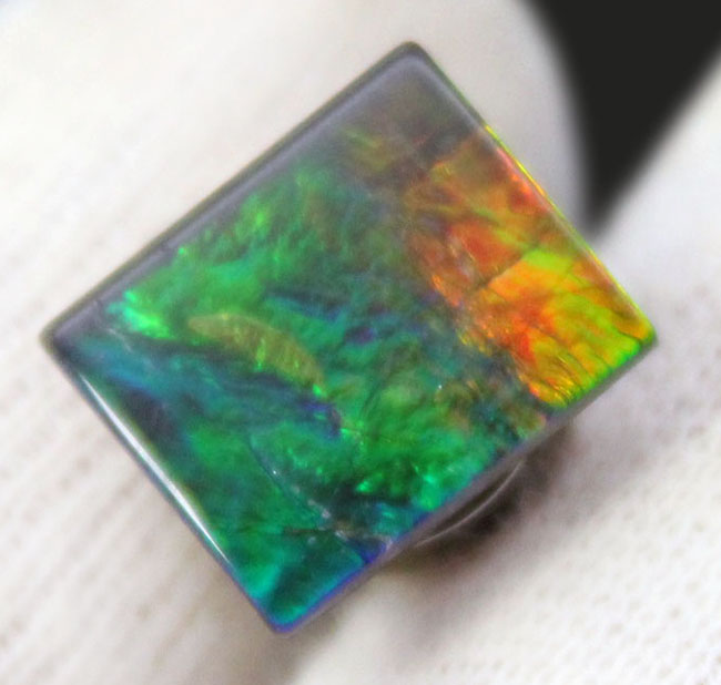 手頃なサイズで使いやすい!カナダ産の上質のアンモライト(Ammolite)のピースを使ったピンブローチ(その3)