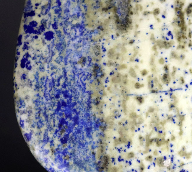 古来より珍重されてきた青を呈する、希少鉱物ラピスラズリ(Lapis lazuli)。珍しい板状標本(その6)