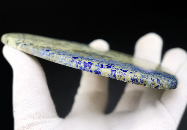 古来より珍重されてきた青を呈する、希少鉱物ラピスラズリ（Lapis lazuli）。珍しい板状標本（その7）