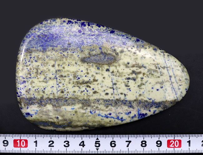 古来より珍重されてきた青を呈する、希少鉱物ラピスラズリ（Lapis lazuli）。珍しい板状標本（その8）