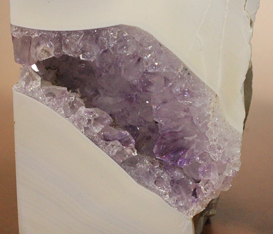 アメシスト（紫水晶）の産状をそのまま楽しむことができるメノウ標本（Agate）（その3）