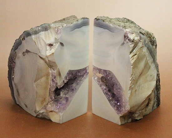アメシスト（紫水晶）の産状をそのまま楽しむことができるメノウ標本（Agate）（その4）