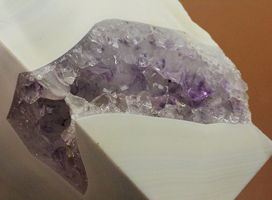アメシスト（紫水晶）の産状をそのまま楽しむことができるメノウ標本（Agate）（その5）
