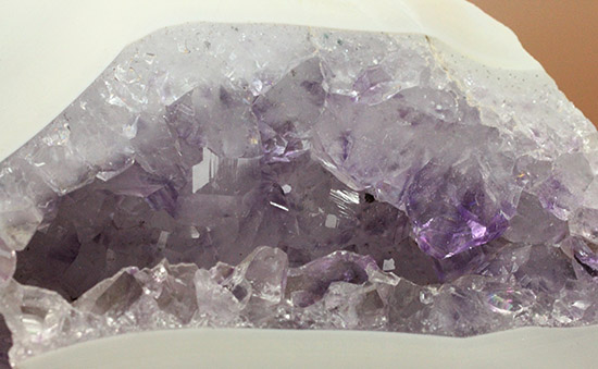 アメシスト（紫水晶）の産状をそのまま楽しむことができるメノウ標本（Agate）（その6）