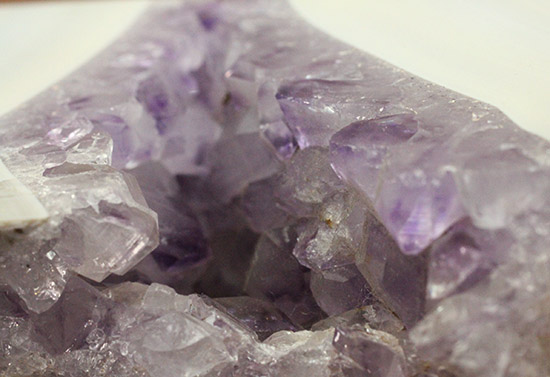 アメシスト（紫水晶）の産状をそのまま楽しむことができるメノウ標本（Agate）（その7）