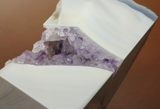 アメシスト（紫水晶）の産状をそのまま楽しむことができるメノウ標本（Agate）（その8）