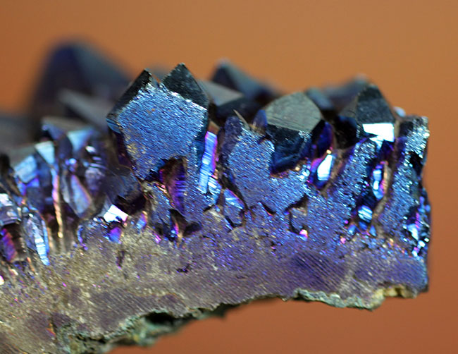 人工的にチタンがコーティングされた天然の水晶のクラスター（その5）