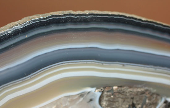 鮮明な縞模様とパステルカラーの組み合わせが絶妙！２０センチオーバーのメノウスライス標本（Agate）（その11）