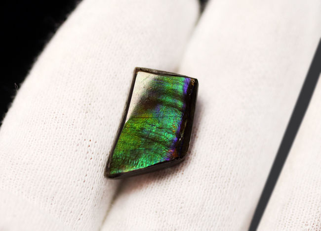 希少色のブルーと紫にご注目!生物起源の宝石として名高い、アンモライトを使った(Ammolite)ピンブローチ(その2)