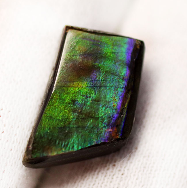 希少色のブルーと紫にご注目!生物起源の宝石として名高い、アンモライトを使った(Ammolite)ピンブローチ(その3)