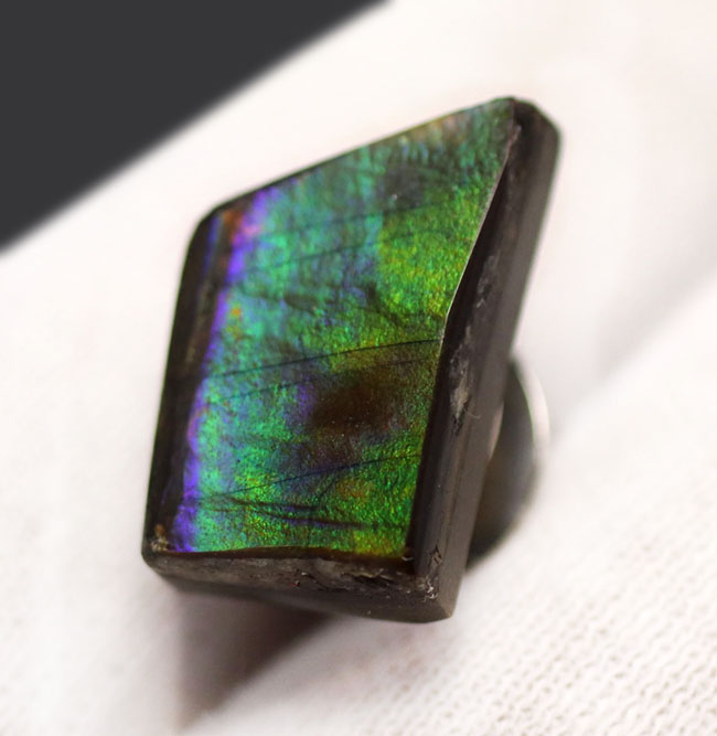 希少色のブルーと紫にご注目!生物起源の宝石として名高い、アンモライトを使った(Ammolite)ピンブローチ(その5)